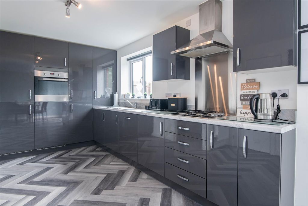 Property photo 3 of 20 Kitchen / Dining