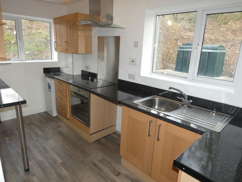 Property photo 3 of 10 Kitchen