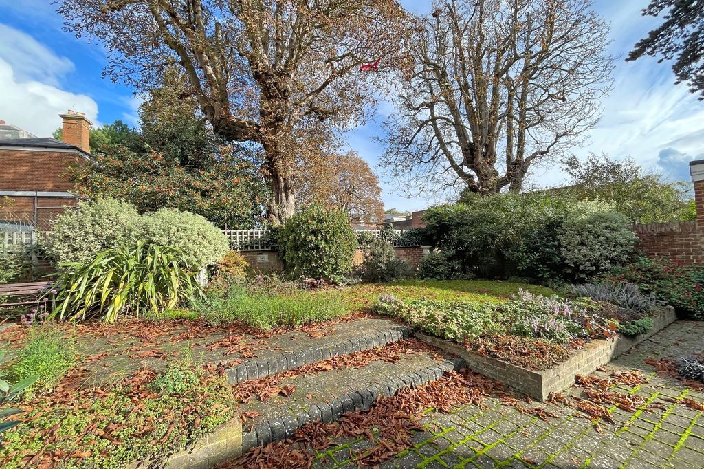 Property photo 2 of 25