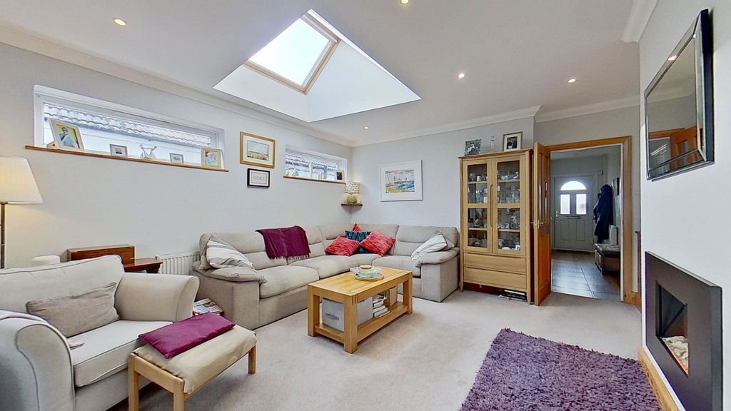 Property photo 3 of 28