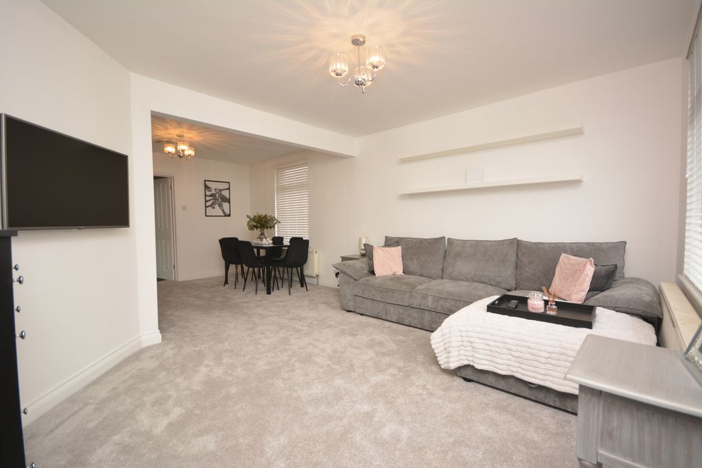 Property photo 1 of 8 Lounge