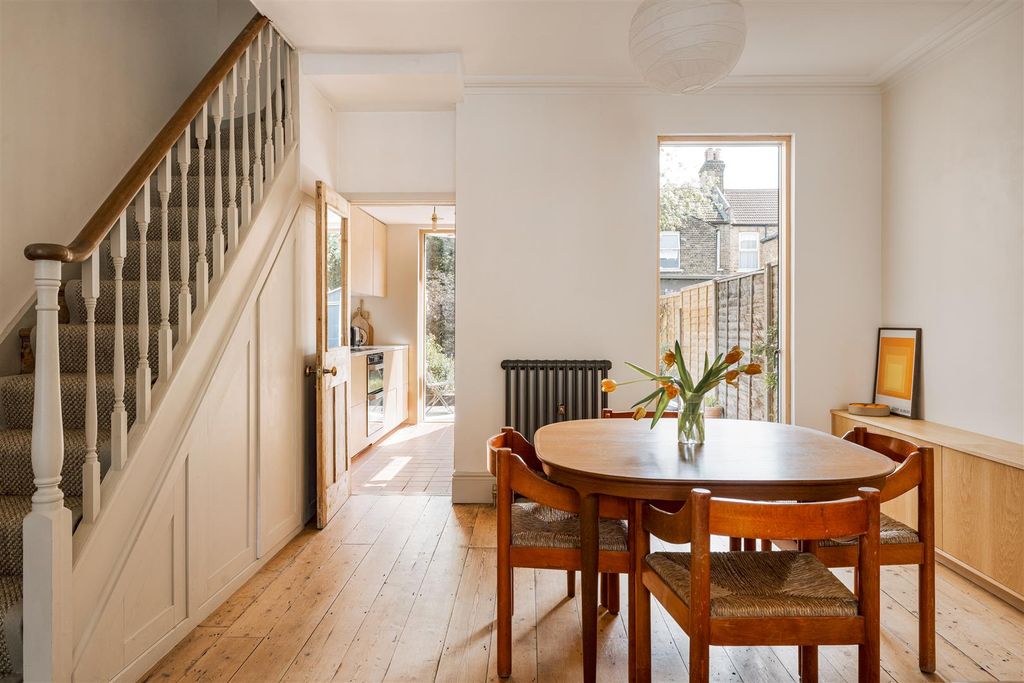 Property photo 3 of 35 Clacton Road, E17