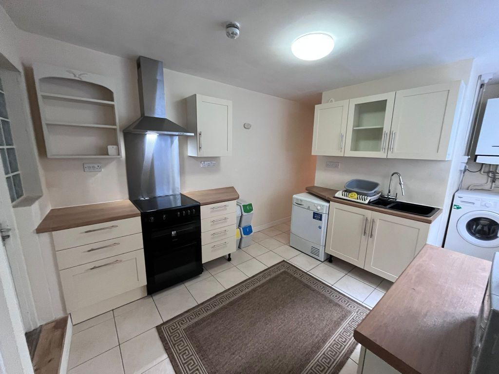 Property photo 3 of 12 Kitchen