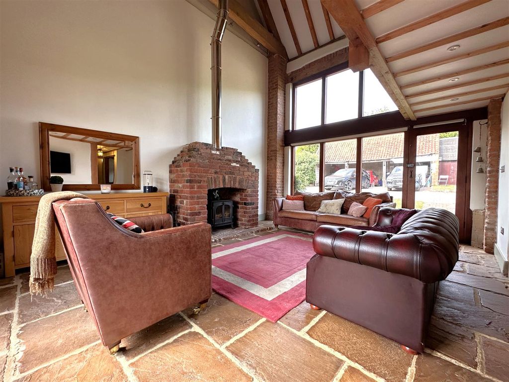 Property photo 2 of 26 Wonderful Living Room 295
