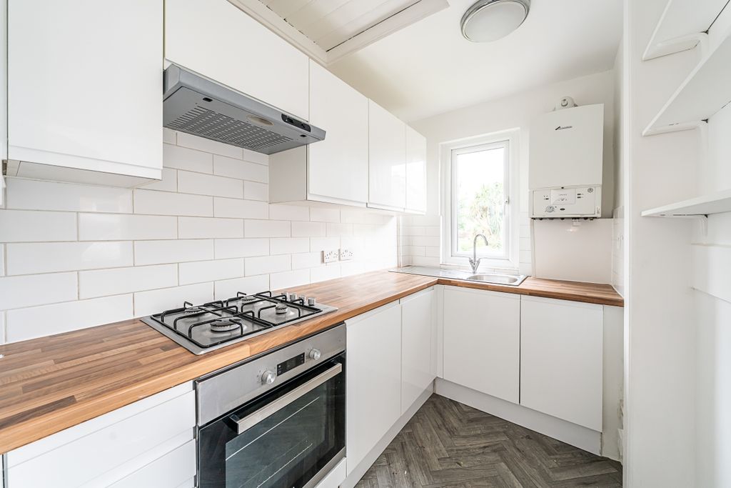 Property photo 3 of 10 32 A Replingham R...