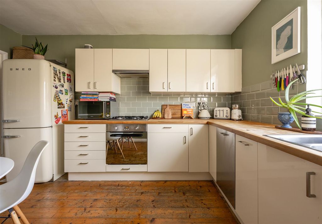 Property photo 2 of 22 Tyndall Road, E10