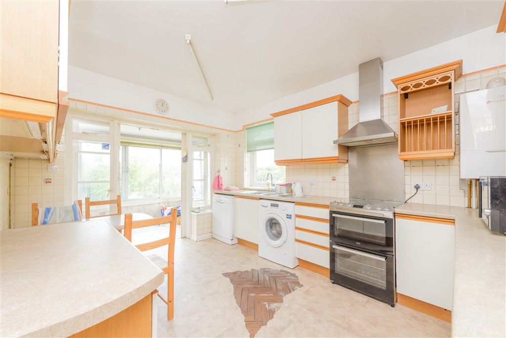 Property photo 3 of 17 Kitchen