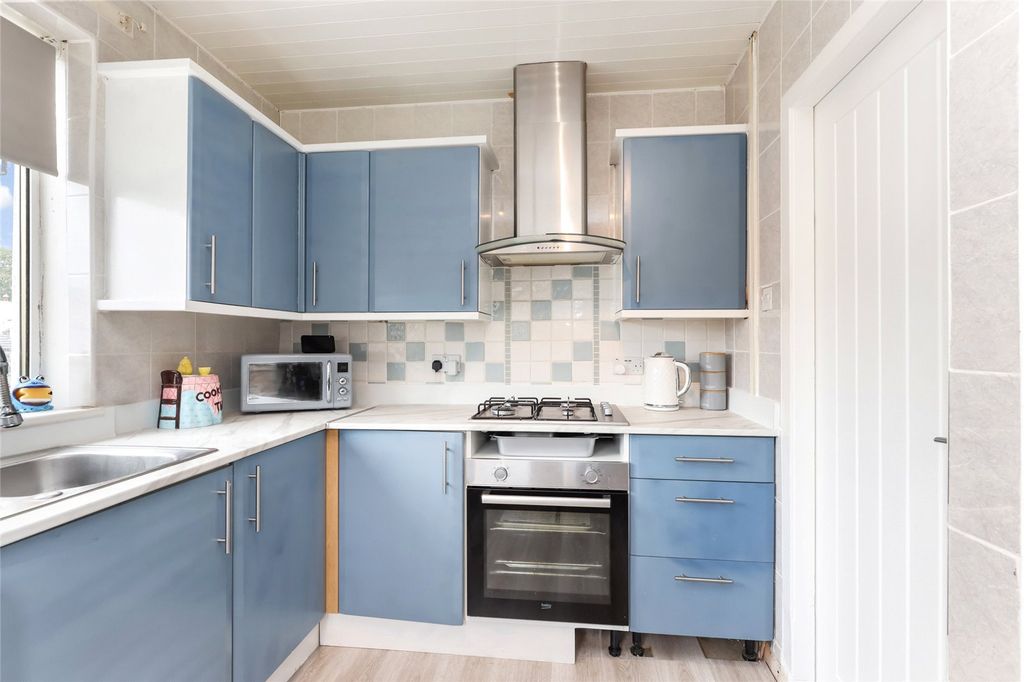 Property photo 3 of 11 Kitchen