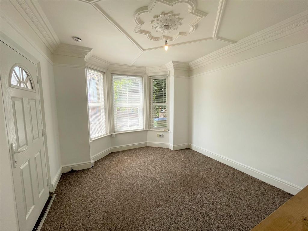 Property photo 2 of 6 19A Newcombe Road Lounge.Jpg