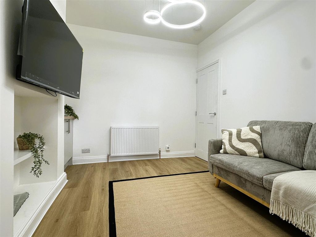 Property photo 2 of 8 Lounge