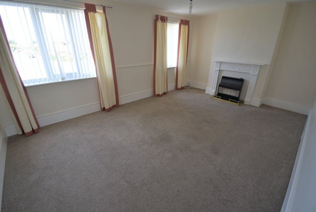 Property photo 3 of 7 Living