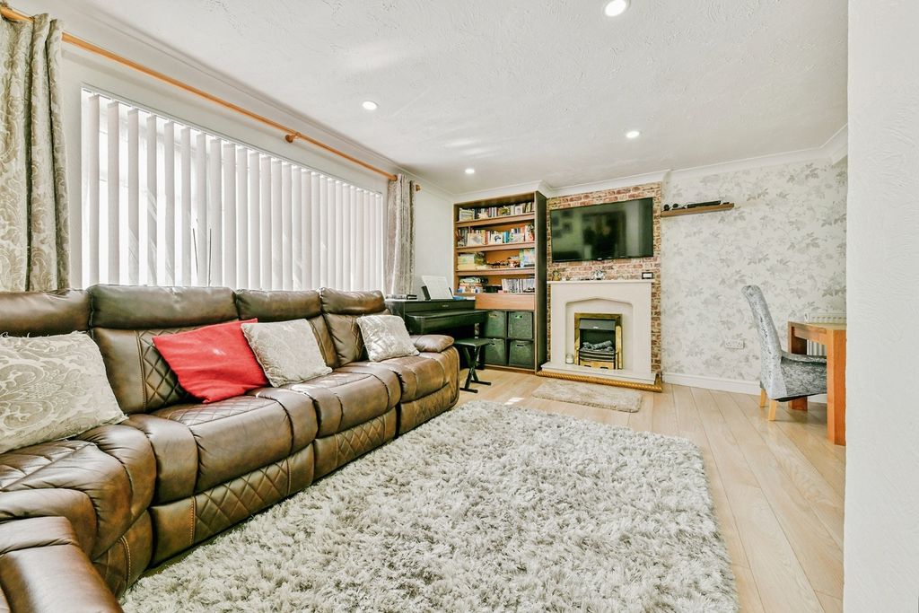 Property photo 3 of 21 Lounge