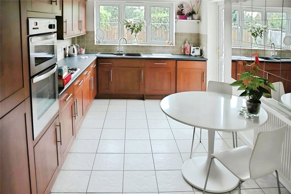 Property photo 2 of 9 Kitchen