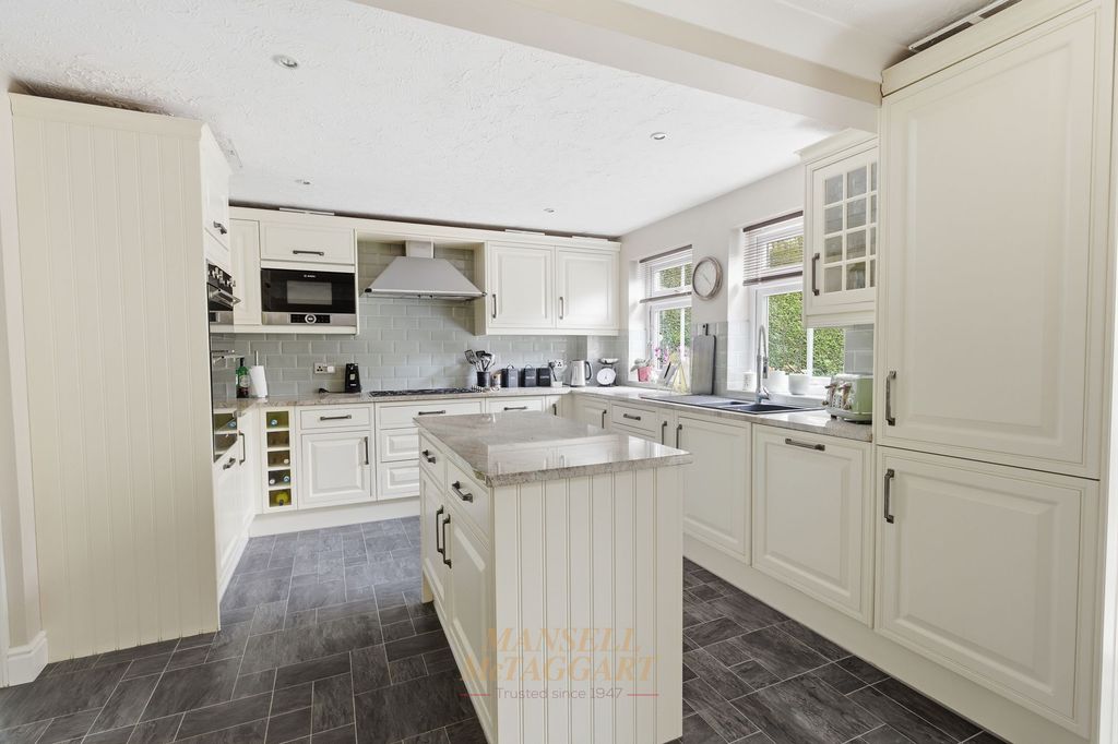 Property photo 2 of 34