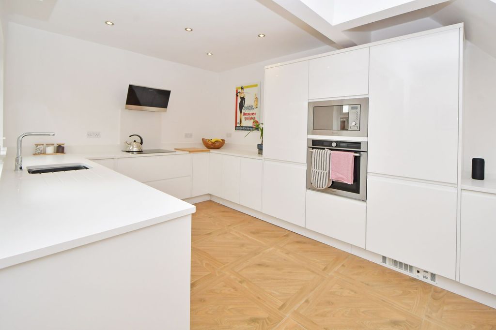 Property photo 2 of 22 Kitchen