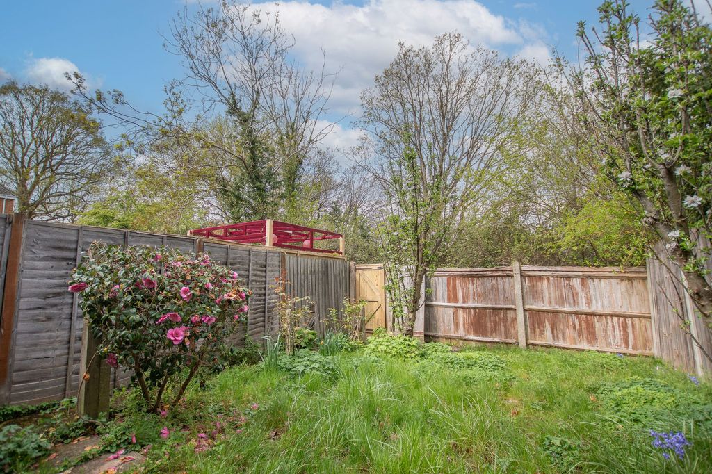 Property photo 2 of 12 Garden