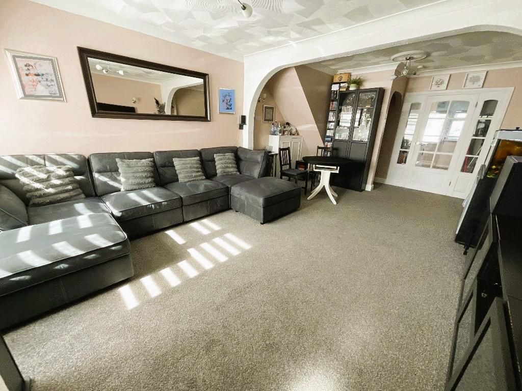 Property photo 3 of 20 Living Room 22'5 x 13'4