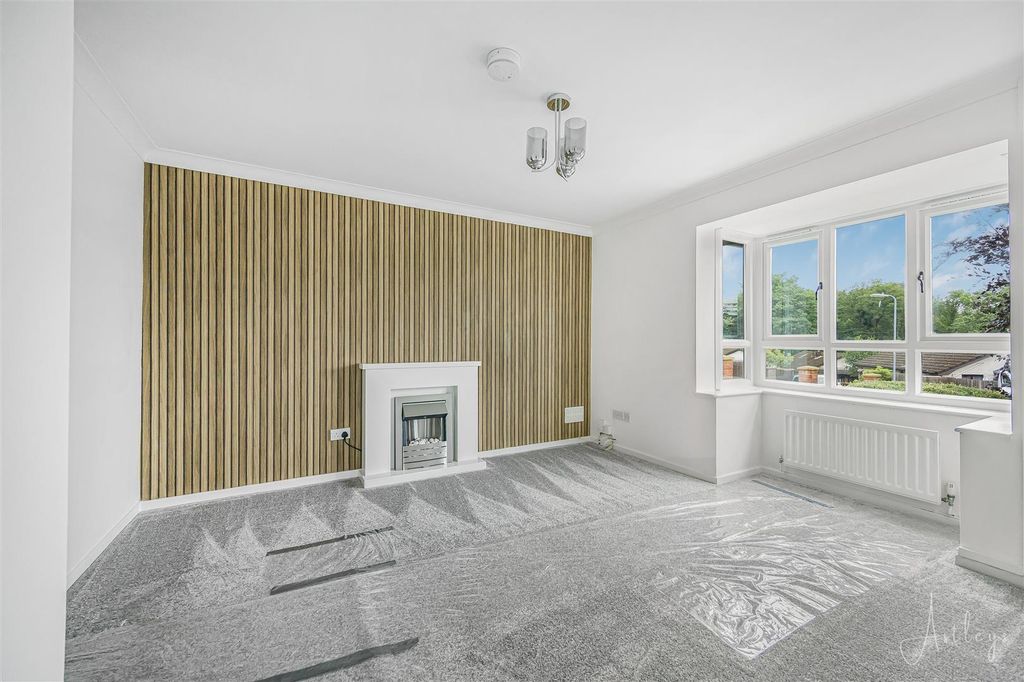 Property photo 3 of 17 Lounge