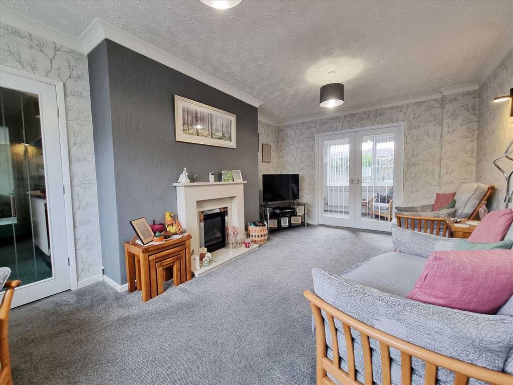 Property photo 2 of 12 Lounge: