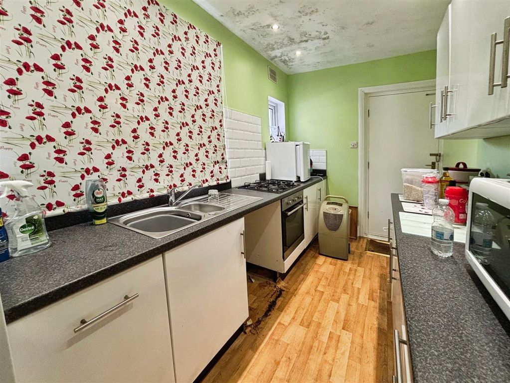 Property photo 2 of 18 Kitchen