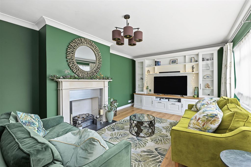 Property photo 3 of 13 Tuffnells-Way-01.Jpg