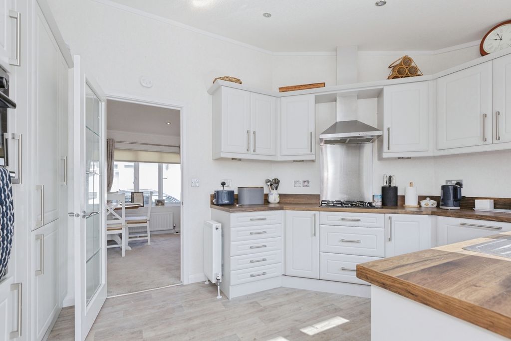 Property photo 3 of 17 Kitchen