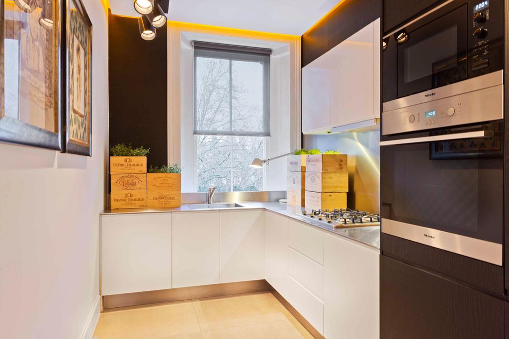 Property photo 3 of 11 Kitchen