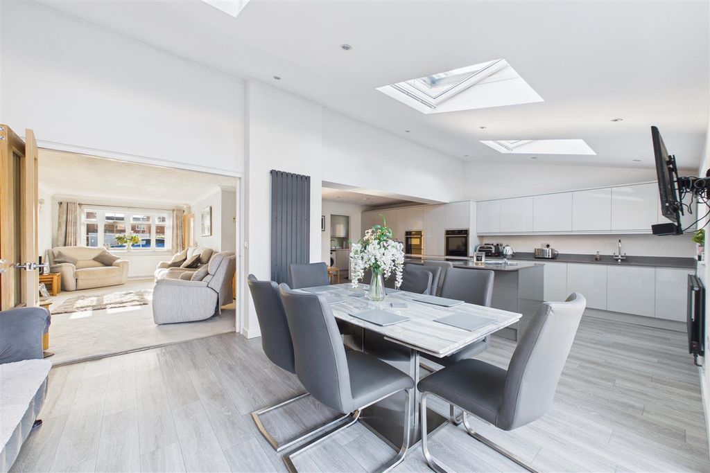 Property photo 3 of 21 Kitchen Dining Area
