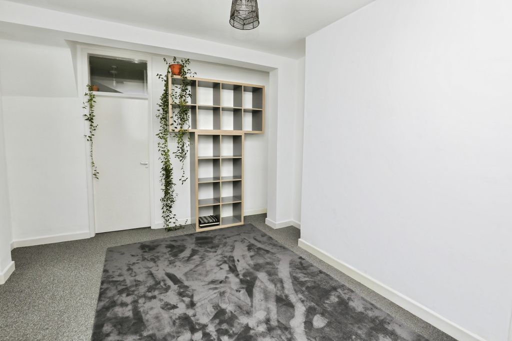 Property photo 3 of 15 Lounge