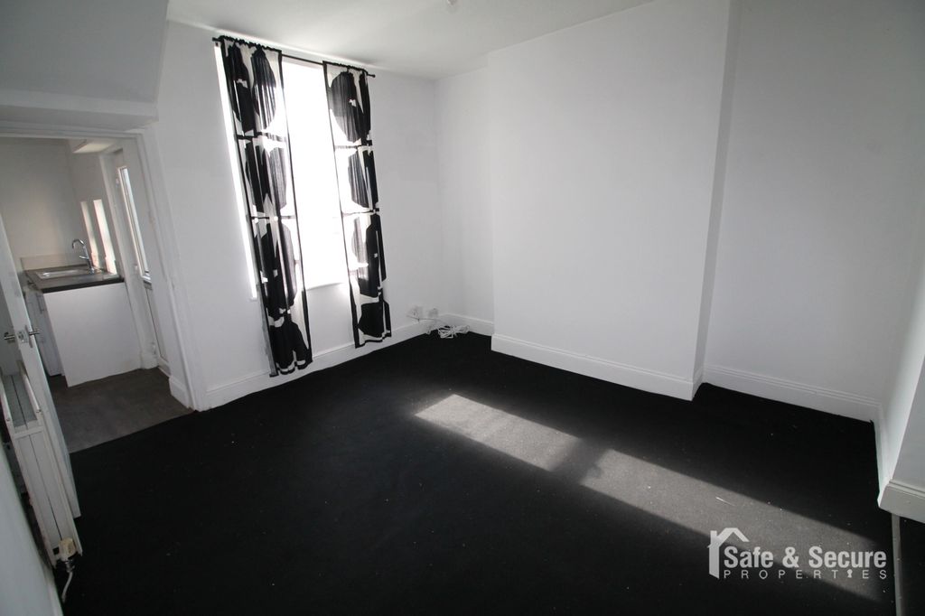 Property photo 3 of 10 Dining Room