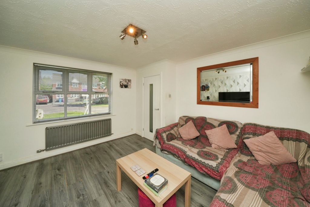Property photo 3 of 12 Lounge