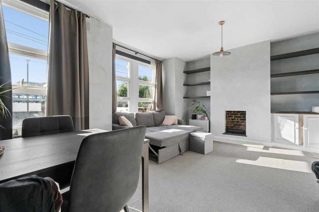 Property photo 2 of 10 82A Fountain Road Sw17 Reception 1.Jpg