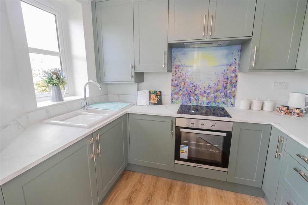 Property photo 3 of 10 Kitchen