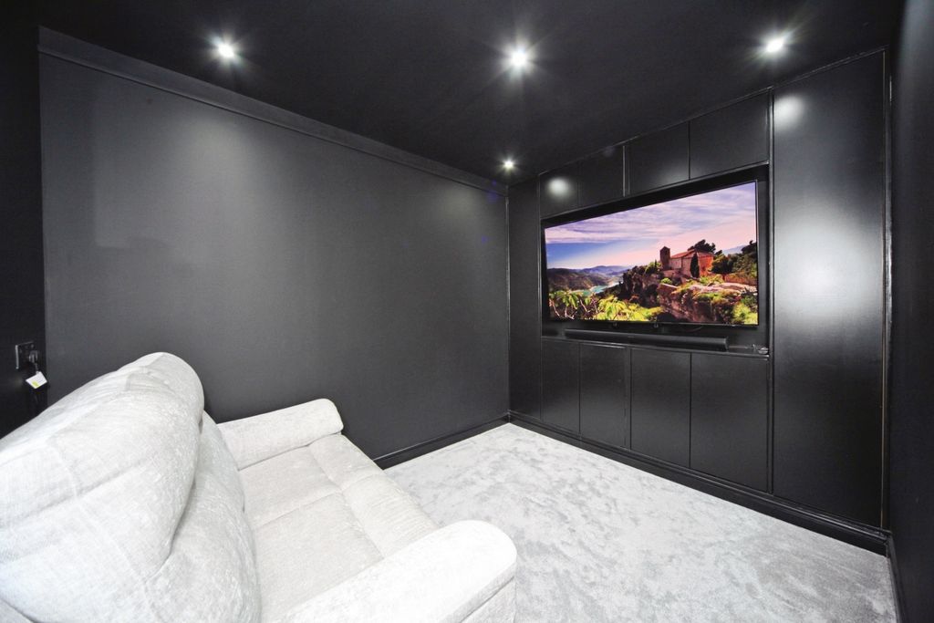 Property photo 2 of 14 Cinema Room