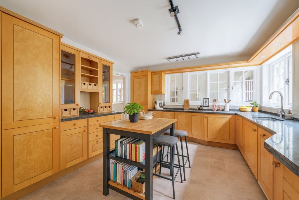 Property photo 2 of 27