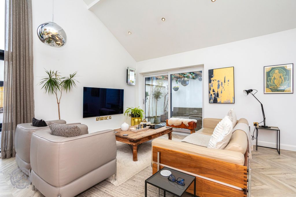 Property photo 2 of 44 Picture No. 05