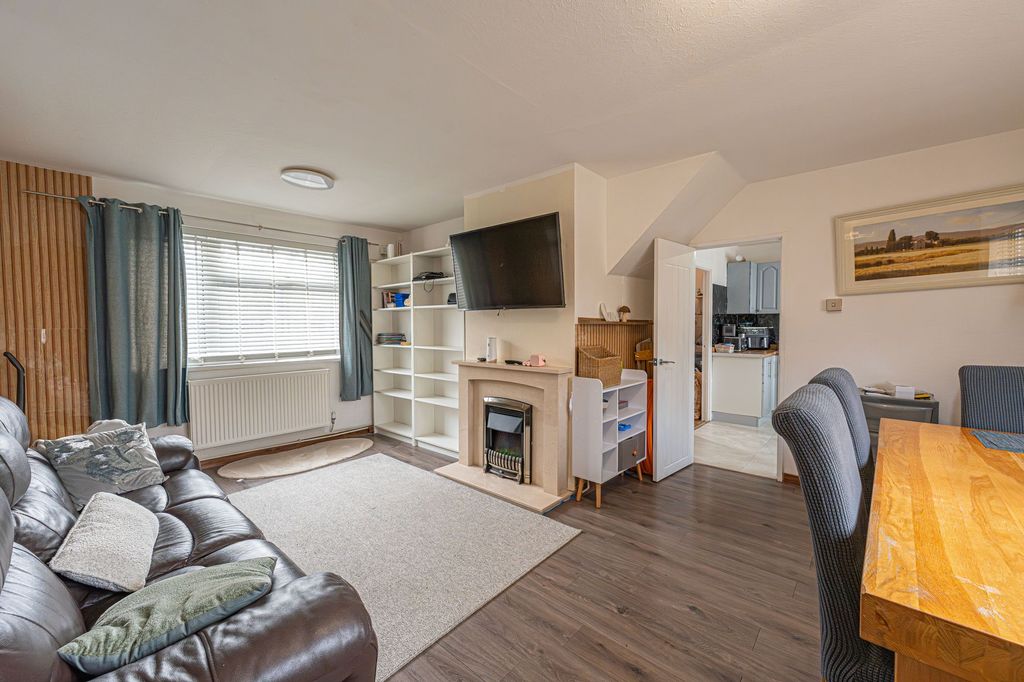 Property photo 2 of 28