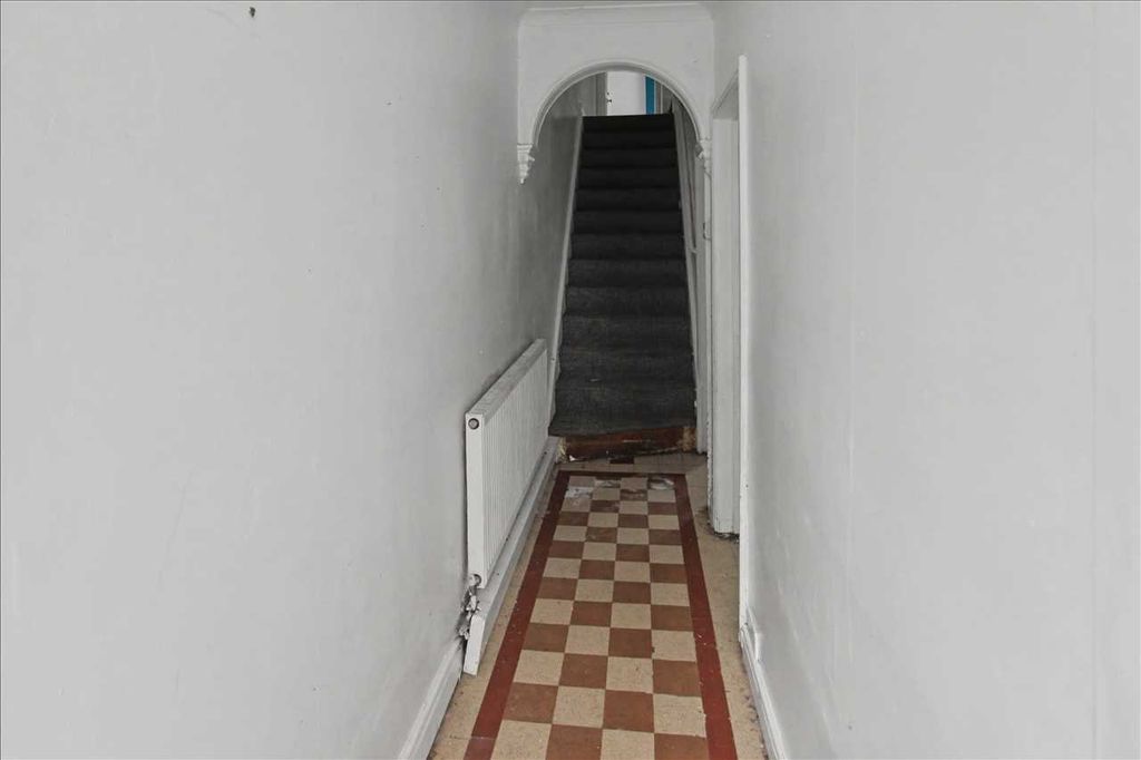 Property photo 2 of 11 Entrance Hall