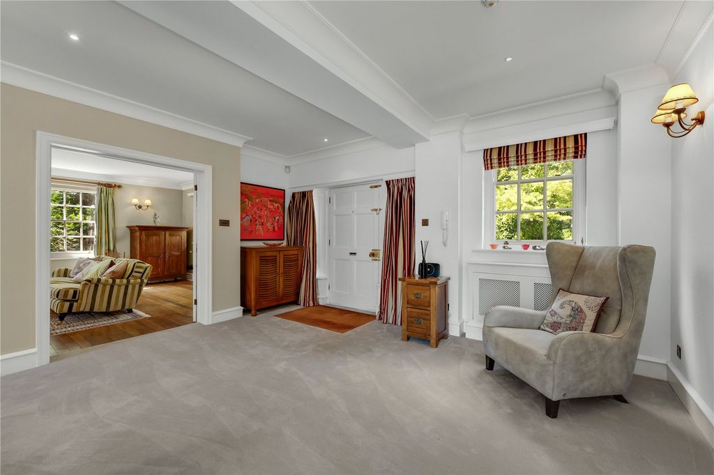 Property photo 3 of 17 Entrance Hall