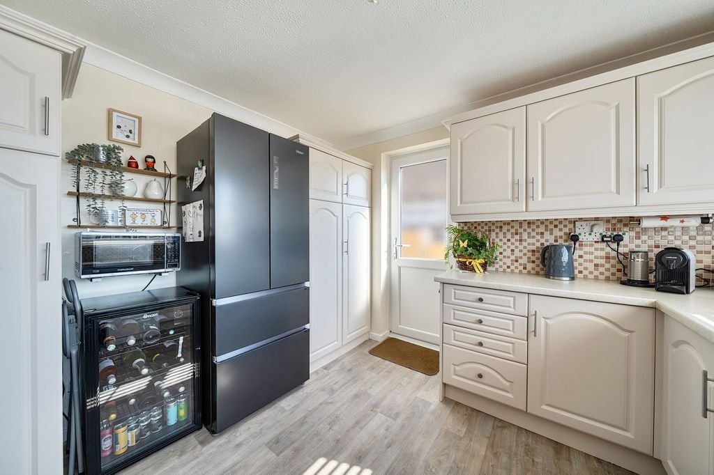 Property photo 3 of 20 Kitchen