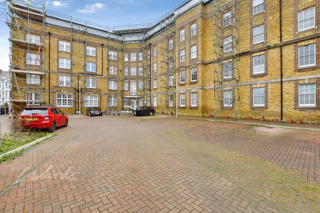 Property photo 3 of 6 5 38 Cant Rear Ma...