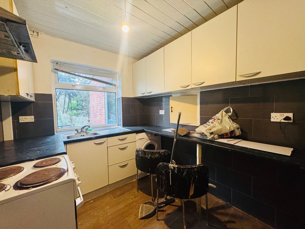 Property photo 3 of 8 Kitchen