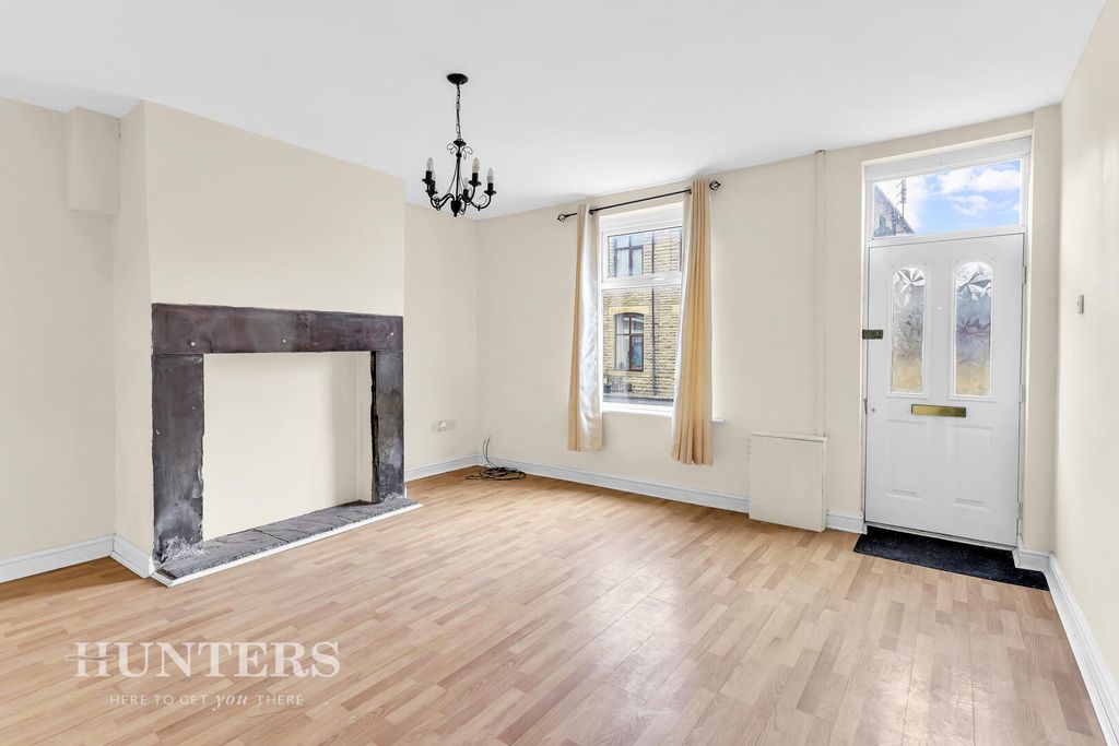 Property photo 3 of 17 Living Room