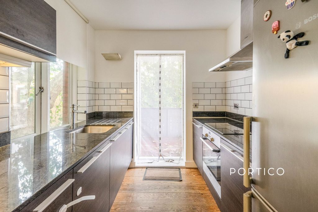 Property photo 2 of 9 Kitchen