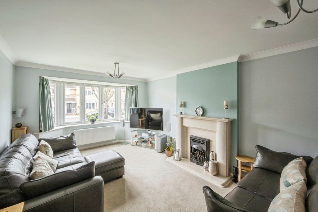 Property photo 3 of 18 Lounge