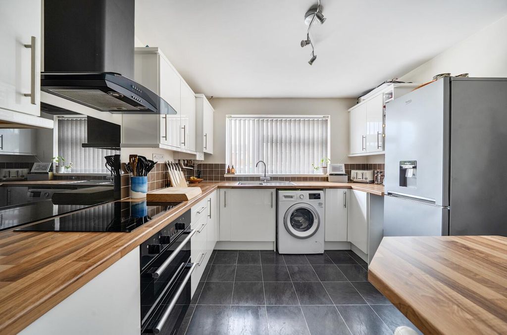 Property photo 3 of 17 Bodycoats Road 64 (11).Jpg