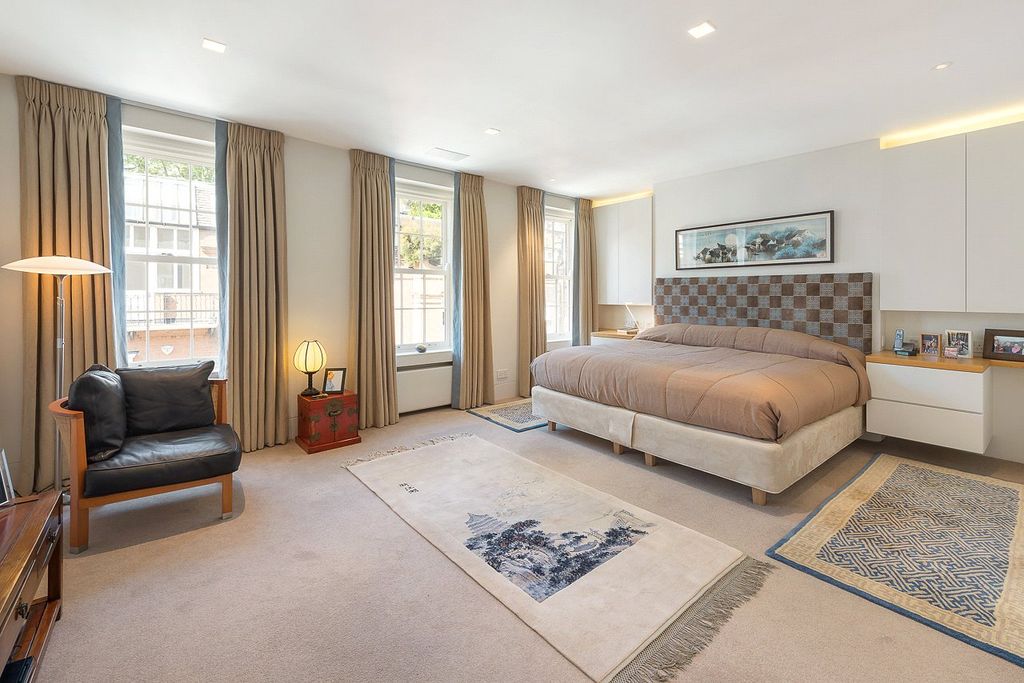 Property photo 3 of 13 Yeomans Row