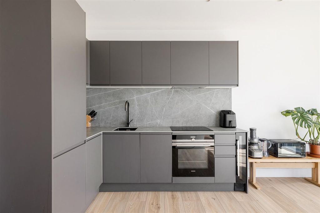 Property photo 3 of 21 Alie Street, E1