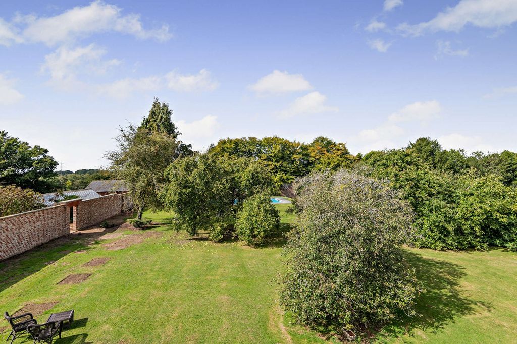 Property photo 2 of 27 Walled Garden, West