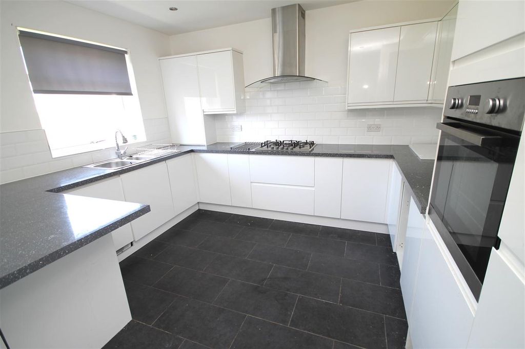 Property photo 3 of 12 Kitchen